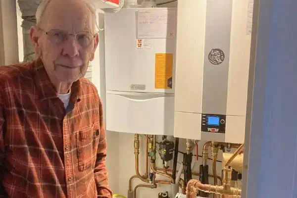 Zonnepanelen, batterij, elektrische auto én warmtepomp — Gerard (82) deed het gewoon, maar niet zonder slag of stoot
