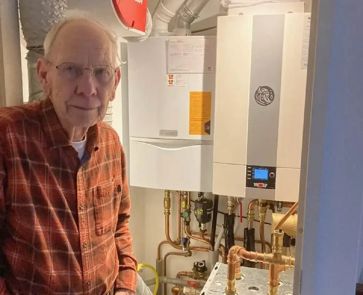Zonnepanelen, batterij, elektrische auto én warmtepomp — Gerard (82) deed het gewoon, maar niet zonder slag of stoot